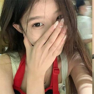 微光下的蓝色男孩